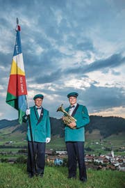 Hasler Familiensache: Fähnrich Andy Vogel (links) mit Sohn Sämy. (Bild: Boris Bürgisser (27. Juni 2017))