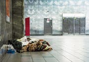 Habseligkeiten eines Obdachlosen in einer Brüsseler Metrostation. Die Zahl der Wohnungslosen in der belgischen Hauptstadt wächst. (Bild: Imago (März 2016))