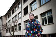 Stadträtin Ursula Stämmer vor dem Schulhaus Staffeln in Reussbühl, Luzern. (Bild: Boris Bürgisser / Neue LZ)