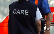 Eine Mitarbeiterin des Care Teams unterhält sich mit einem Polizisten. (Archivbild Guido Röösli/Neue LZ)