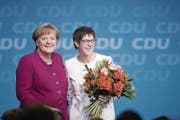 Angela Merkel und die frisch gewählte CDU-Generalsekretärin Annegret Kramp-Karrenbauer. (Bild: Sean Gallup/Getty (Berlin, 26. Februar 2018))