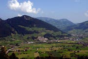 Urmibergachse: Seewen/Schwyz (rechts), links die Autobahn Richung Brunnen. (Bild Erhard Gick/Neue SZ)
