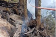 Rauch zeugt vom eben gelöschten Feuer. (Bild: Kantonspolizei Uri / Erstfeld, 09.07.2017)