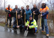 Vertreter der Projektbeteiligten am Ufer der Sarneraa (von links): Rolf Wallimann, Revierförster Alpnach; Christian Preiss, Schubiger AG Obwalden; Ramon Hegglin, Bau- und Raumentwicklungsdepartement Obwalden; Regierungsrat Josef Hess, Bau- und Raumentwicklungsdepartement Obwalden; Gemeinderätin Regula Gerig, Einwohnergemeinde Alpnach; Seppi Berwert-Lopes, belop gmbh; Christoph Rüedlinger, Basler & Hofmann AG; Florian Spichtig, Bürgi AG. (Bild: PD)