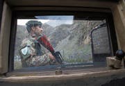 Ein afghanischer Soldat steht an einem Checkpoint ausserhalb der Hauptstadt Kabul Wache. (Bild: Jawad Jalali/EPA (Kabul, 22. April 2017))