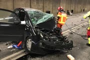 Aus dem komplett demolierten Auto mussten die Rettungskräfte den Fahrer und vier weitere Insassen bergen. (Bild: Kantonspolizei Uri (Göschenen, 13. Dezember 2017))