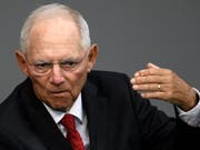 Die graue Eminenz Deutschlands vor einem Ämterwechsel: Die Unionsfraktion schlägt Finanzminister Schäuble als nächsten Bundestagspräsidenten vor - dort soll er unter anderem die AfD von rhetorischen Exzessen abhalten. (Bild: KEYSTONE/EPA/CLEMENS BILAN)