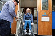 Ein Bahnarbeiter hilft Corinne Oehen aus Oberkirch in den Wagen der Rigi-Bahn. (Bild Corinne Glanzmann)