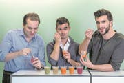 Von links: Die Jungunternehmer Tobias Gunzenhauser (29), José Amado-Blanco (28) und Luca Michas (30) in ihrem Büro in Zug. (Bild: Nadia Schärli (Zug, 5. Dezember 2016))