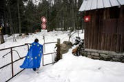 Nicht nur in der Schweiz, auch in der EU wird über die Zuwanderung diskutiert. Im Bild ein Mann mit EU-Fahne an der schweizerisch-französischen Grenze bei Vallorbe im Jura. (Bild: Keystone/Martin Rütschi)