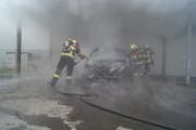 An der Zugerstrasse in Baar ist am Sonntagnachmittag ein Auto in Brand geraten. Die Feuerwehr Baar hat es gelöscht. (Bild: Zuger Polizei)