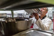 Ein kantonaler Lebensmittelkontrolleur kontrolliert die Sauberkeit in einem Restaurant. (Bild: Archiv Keystone)