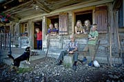 Auf der Alp vereint: (Von links) Käthi Portmann, Josef und Lisbeth Portmann, Josef Portmann senior und die Kinder Petra, Julia und Jonas Portmann. (Bild Pius Amrein)
