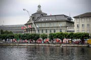 Feuerwehr-pflichtige, die nicht Feuerwehrdienst leisten, haben eine jährliche Feuerwehr-Ersatzabgabe zu entrichten. Im Bild: Feuerwehreinsatz entlang der Reuss am Aktionstag der Feuerwehr Stadt Luzern. (Bild: Archiv Neue LZ)