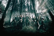Die Folk-Metal-Band Eluveitie mit Sänger Chrigel Glanzmann (Bildmitte). (Bild: PD)