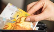 Drei von vier Zuger Familien können laut dem Sozialbericht 2016 sparen. (Bild: Keystone)