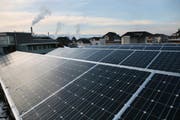 Auch das Anbringen von Solarzellen wird unterstützt. (Symbolbild Manuela Jans/Neue LZ)