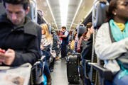 Aus dem Kanton Schwyz pendeln täglich 30 000 Steuerpflichtige an einen auswärtigen Arbeitsplatz. (Bild: Keystone/Yannick Bailly)