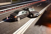 Zwei Autos kollidierten auf der A2 bei Stans. (Bild: Nidwaldner Polizei)