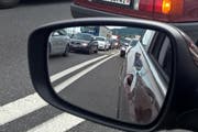 Stau auf der Autobahn bei der Ausfahrt Stansstad: Trotzdem beurteilen die Nidwaldner das Durchkommen auf den Strassen als gut. (Bild: Markus von Rotz / NZ)