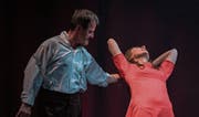 Liebesschnulzen und Schläge: Walter Sigi Arnold und Pascale Pfeuti auf der Südpol-Bühne. (Bild: Ingo Höhn/PD)