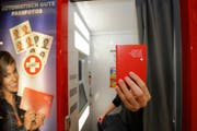 Eine Gemeinde in Zürich ist verpflichtet, eine geistig behinderte Frau einzubürgern. (Bild Boris Bürgisser/Neue LZ)