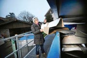 Ruth Bischoff wirft bei der Entsorgungsstelle in Ennetbürgen ihren Karton in den Container. (Bild Corinne Glanzmann)