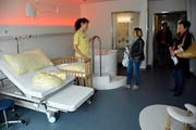 Besucher im neuen Geburtszimmer. (Bild: Romano Counz / Neue OZ)