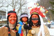 Eine Indianerfamilie an der Kinderfasnacht. (Bild André A. Niederberger/Neue NZ)