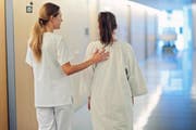 Die Leistungen der Grundversicherung – sei es in der Arztpraxis oder im Spital – sind bei allen Krankenkassen identisch.Bild: Boris Bürgisser (Luzern, 1. Dezember 2015)