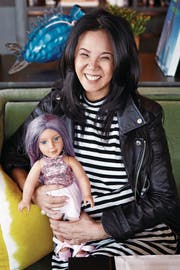 Theresia Le Battistini mit der Puppe Lola. (Bild: PD)