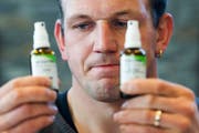 Bruno Gisler zeigt mit skeptischem Blick die beiden Sprays, die er vor dem Eidgenössischen angeblich verwechselt hat. (Bild: Keystone/Ennio Leanza)