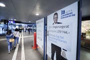 Regierungsräte mit knapp 300'000 Franken Lohn machen sich keine Gedanken über bezahlbaren Wohnraum. Zumindest suggeriert dies eine Werbeplakat der Juso mit dem Konterfei von Heinz Tännler am Zuger Bahnhof. (Bild: Stefan Kaiser (Zug, 18. April 2017))