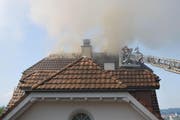 Die Einsatzkräfte der Feuerwehr bei den Löscharbeiten. (Bild: Luzerner Polizei)