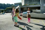 Spielende Kinder vorm Schulhaus Schädrüti. (Symbolbild) (Bild: Corinne Glanzmann / Neue LZ)