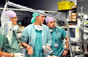 Ausländische Arbeitnehmer sollen gebührenpflichtig werden, geht es nach Avenir Suisse. Im Bild die Ärzte (von links) Marc Hirschberg (Schweiz), Markus Neumann (Deutschland) und Pfleger Joris van Maele (Belgien) am 9. Januar 2009 im Berner Inselspital. (Bild: Keystone/Lukas Lehmann)