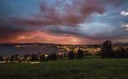 Blitze über dem Zugersee: In der Zentralschweiz gab es diesen Sommer überdurchschnittlich viele Gewitter. (Bild: Leserbild: Daniel Hegglin (Zug, 1. Juni 2017))