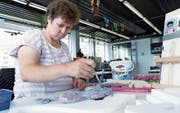 Heidi Spichtig in ihrer gewohnten Umgebung: dem Atelier der Zuwebe. (Bild: Werner Schelbert (Baar, 14. Juli 2017))