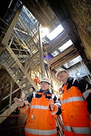 Kantonsingenieur Rolf Bättig (links) und Baudirektor Robert Küng im November 2012 im Sondierungsschacht für das Projekt Tiefbahnhof. (Bild Pius Amrein)