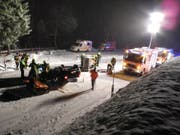 Das Auto lag nach der Selbstkollision auf dem Dach. (Bild: Kantonspolizei Schwyz)