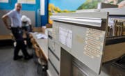 Eine Szene im Empfangs- und Verfahrenszentrum Chiasso. Die Dossiers von verdächtigen Asylsuchenden werden an den Nachrichtendienst des Bundes weitergeleitet. (Bild: Keystone/Carlo Reguzzi)