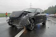 Auch das Auto der Lenkerin wurde massiv beschädigt. (Bild: Zuger Polizei)