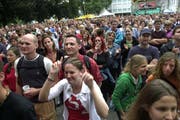 Ausgelassene Stimmung am Open Air Ebikon im Jahr 2005: So hätte es anfangs August in Ebikon zu und her gehen sollen. (Archivbild Neue LZ)