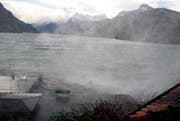 Der Vierwaldstättersee bei Brunnen wird vom Föhnsturm im Dezember 2006 aufgewühlt. Das Wasser wird hoch in die Luft gewirbelt. (Bild: Archiv / Susanne Balli / Neue SZ)