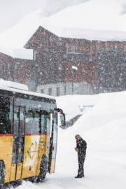 Nicht nur der Schnee setzt der Postauto AG zu. (Bild: Dominic Steinmann/Keystone (Goms, 22. Januar 2018))