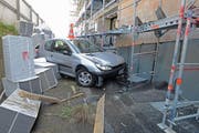 Das Auto kam in der Baugrube zum Stillstand. (Bild: PD/Luzerner Polizei)