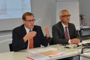Regierungsrat Kaspar Michel (links) und Markus Beeler von der kantonalen Steuerverwaltung an der Pressekonferenz am Montag in Schwyz. (Bild: Bert Schnüriger / Neue SZ)