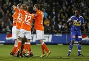 Die Zürcher umarmen sich nach dem 0:1-Treffer – Luzerns Frantz Bertin ist zum Zuschauen verdammt. (Bild Keystone)