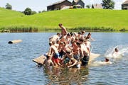 Teilnehmer des Pfarreilagers Kägiswil bringen das Floss in Wildhaus zum Sinken. (Bild: zvg)