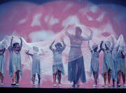 Auch die Kleinsten leisten ihren Beitrag für die gelungene Vorstellung des Tanzateliers Zug.Bild: Stefan Kaiser (30. Juni 2017)